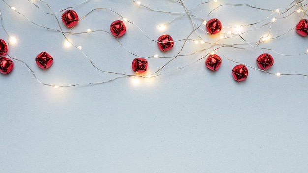 Sfondo di Natale con campane rosse e luci