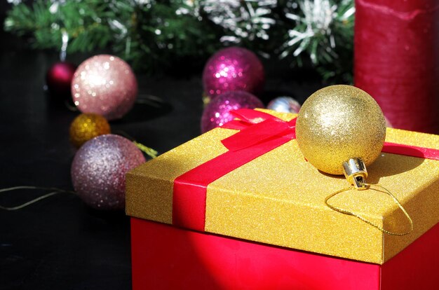 Sfondo di Natale con confezione regalo e decorazioni