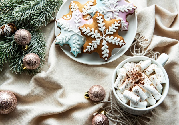 Sfondo di Natale con decorazioni, cacao e biscotti di panpepato. Fondo di legno bianco.