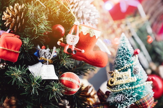 Sfondo di Natale con decorazioni e scatole regalo in legno