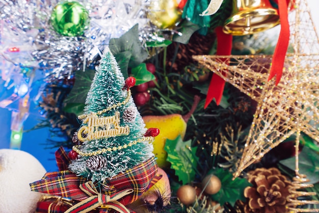 Sfondo di Natale con decorazioni e scatole regalo in legno