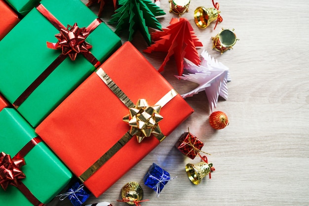 Sfondo di Natale con decorazioni e scatole regalo su fondo di legno