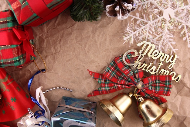 Sfondo di Natale con decorazioni e scatole regalo su sfondo marrone.