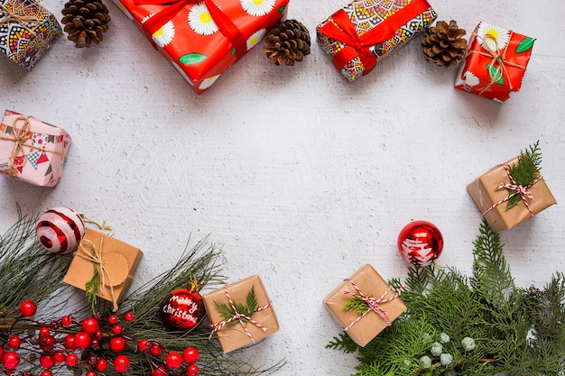 Sfondo di Natale con decorazioni e scatole regalo sul bordo di legno.