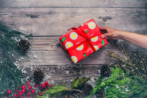 Sfondo di Natale con decorazioni e scatole regalo sul bordo di legno.