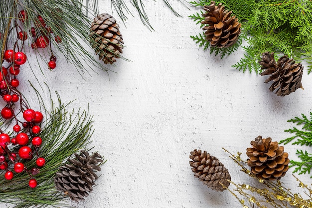 Sfondo di Natale con decorazioni e scatole regalo sul bordo di legno.