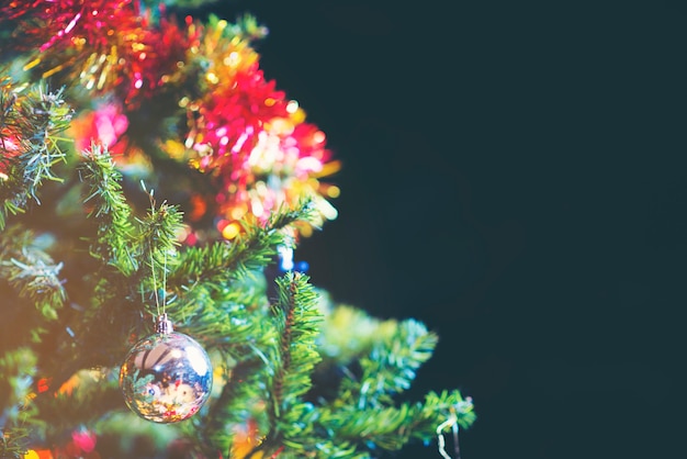 Sfondo di Natale con decorazioni e scatole regalo