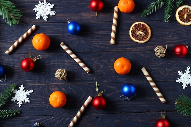 Sfondo di Natale con decorazioni per l'albero di Natale.