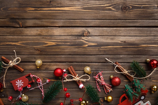 Sfondo di Natale con decorazioni su tavola di legno Spazio di copia