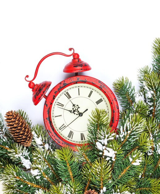 Sfondo di Natale con l'albero di abete della neve dell'orologio