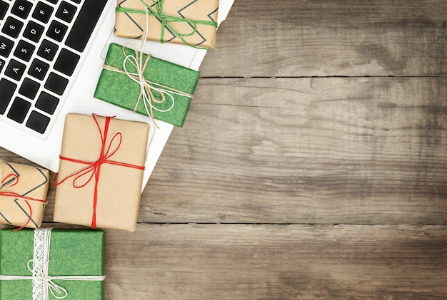 Sfondo di Natale con laptop e scatole regalo online concept