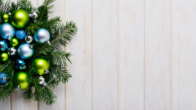 Sfondo di Natale con ornamenti verdi e blu