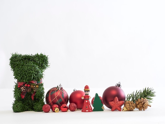 Sfondo di Natale con orsacchiotto e decorazioni su sfondo bianco