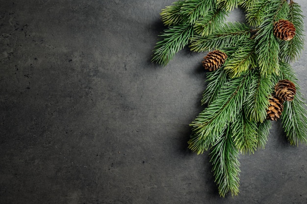 Sfondo di Natale con palline, abete e presente sul tavolo in pietra grigia.