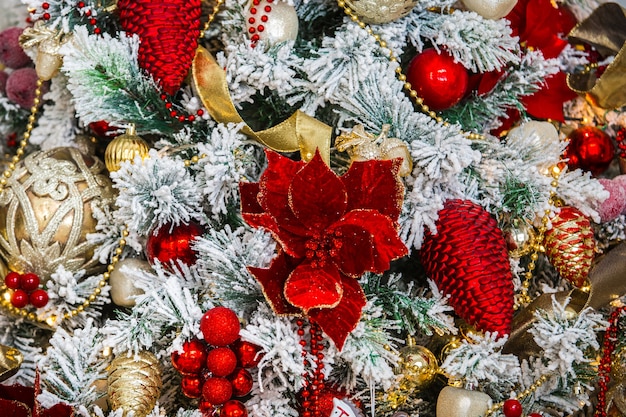 Sfondo di Natale con palline dorate e rosse