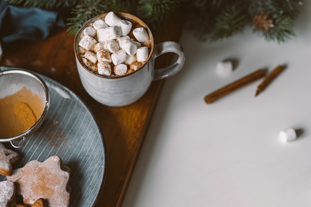 Sfondo di Natale con pan di zenzero fatto in casa e cioccolata calda albero di Natale