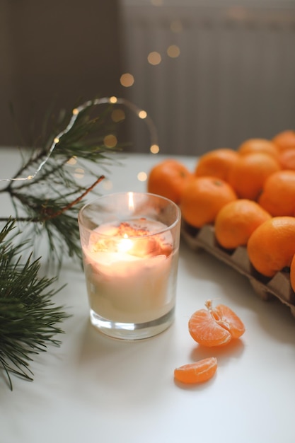 Sfondo di Natale con rami di abete e mandarini buon Natale e felice anno nuovo