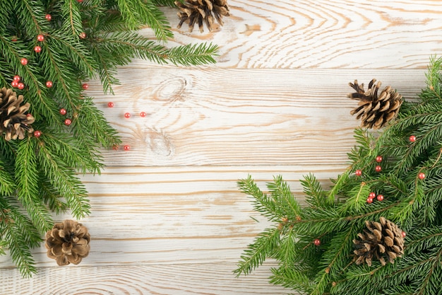 Sfondo di Natale con rami di abete sul tavolo di legno