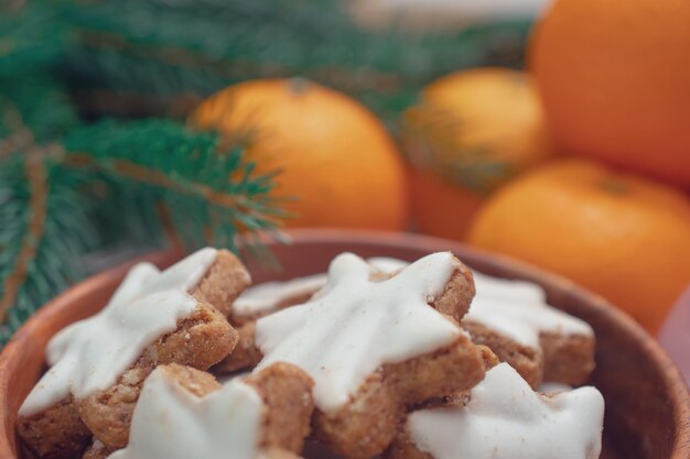 Sfondo di Natale con rami di albero di Natale e mandarini e caramelle