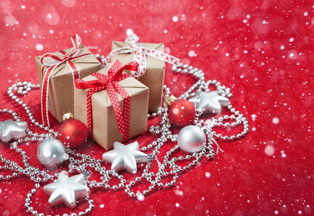 Sfondo di Natale con regalo su sfondo rosso Merry Christmas card