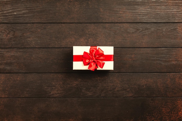 Sfondo di Natale con scatole regalo su tavola di legno