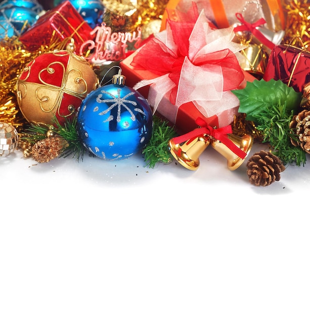 Sfondo di Natale con un ornamento blu e una confezione regalo