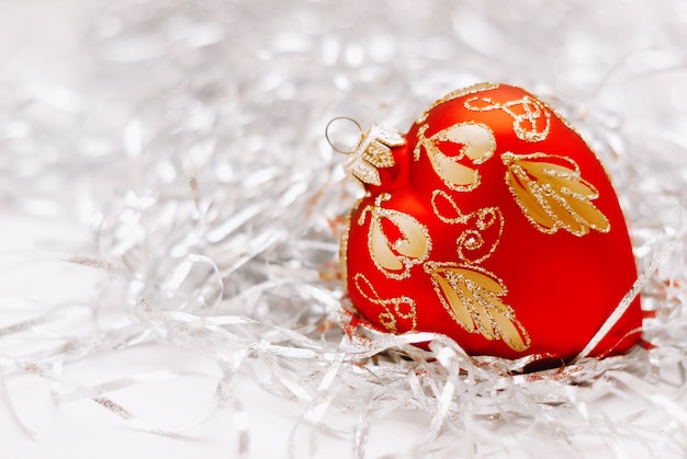 Sfondo di Natale con una decorazione di Natale rosso. girato in studio