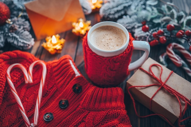 Sfondo di Natale con una tazza di caffè e decorazioni Flatley con spazio per la copia Celebrando Natale e Capodanno