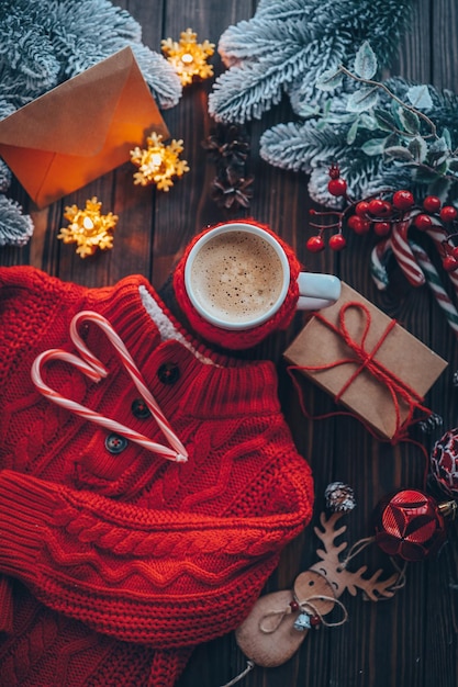 Sfondo di Natale con una tazza di caffè e decorazioni Flatley con spazio per la copia Celebrando Natale e Capodanno