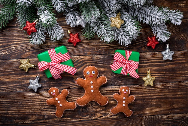 Sfondo di Natale con uomo di panpepato di feltro