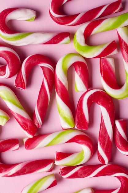 Sfondo di Natale del bastoncino di zucchero su sfondo rosa