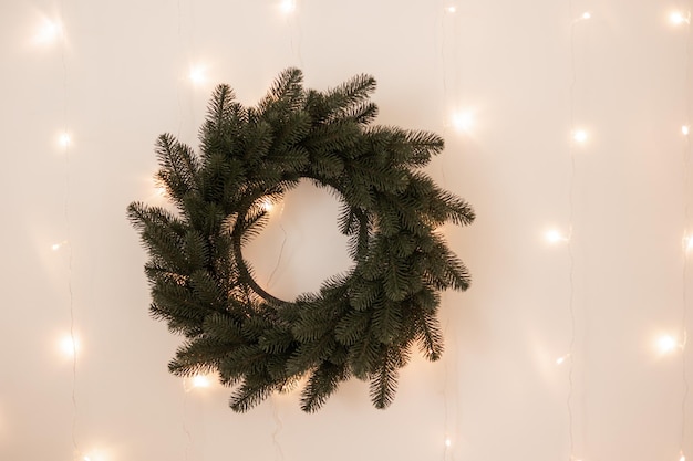 Sfondo di Natale di Capodanno Decorazioni di Capodanno su un tavolo bianco dono di abeti decorativi e casa bianca Vista frontale