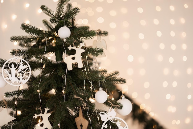 Sfondo di Natale di Capodanno Decorazioni di Capodanno su un tavolo bianco dono di abeti decorativi e casa bianca Vista frontale