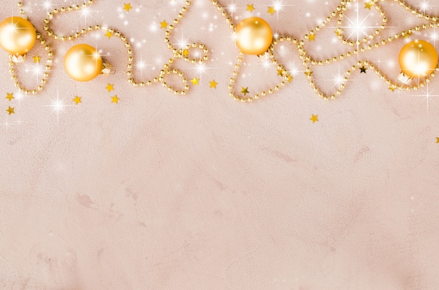 Sfondo di Natale dorato Perline con palline decorative e stelle.