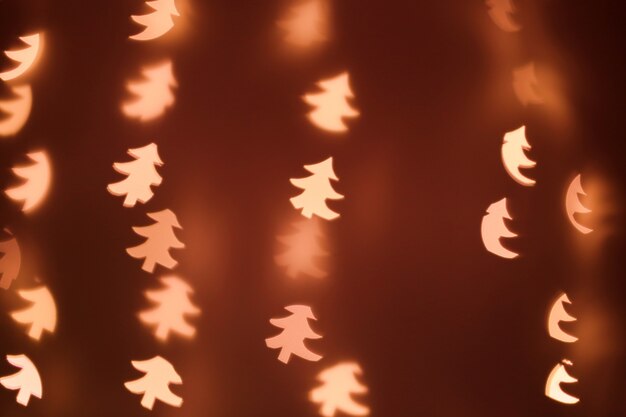 Sfondo di Natale e Capodanno. Bokeh dell'albero di Natale. Albero di Natale d'ardore di forma del bokeh