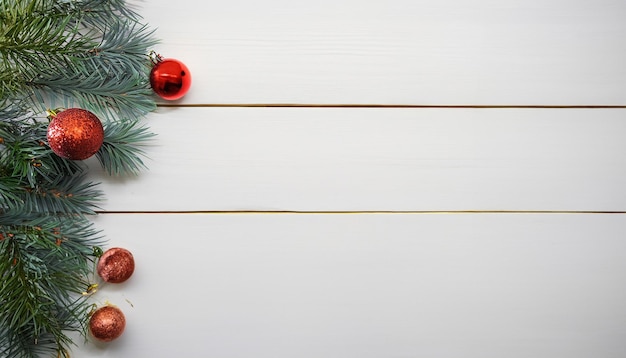Sfondo di Natale e Capodanno con albero di Natale su sfondo bianco in legno Buon Natale