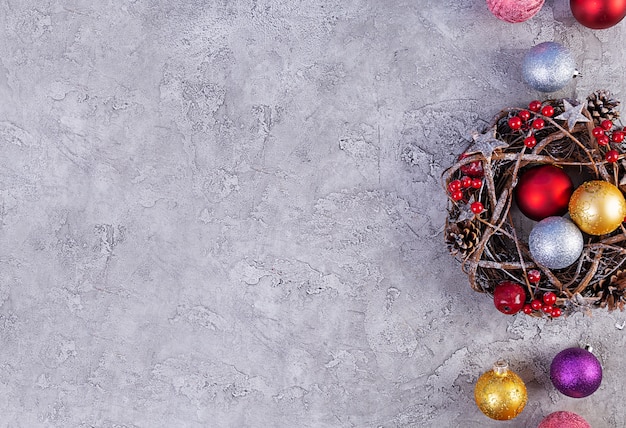 Sfondo di natale. Giocattoli e decorazioni di Natale sulla tavola di legno. Vista dall'alto