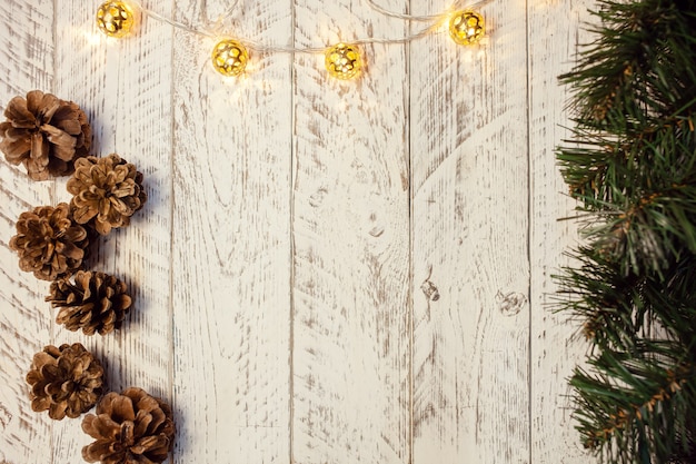 Sfondo di Natale in legno bianco. Spazio vuoto per il testo.