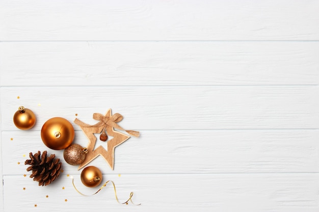 Sfondo di Natale nello stile del minimalismo su uno sfondo chiaro con un posto per il testo. Accessori e regali di Natale o Capodanno. Foto di alta qualità