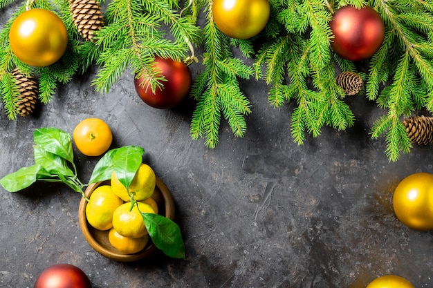 Sfondo di Natale o Capodanno con abete, decorazioni natalizie, dossi e mandarini