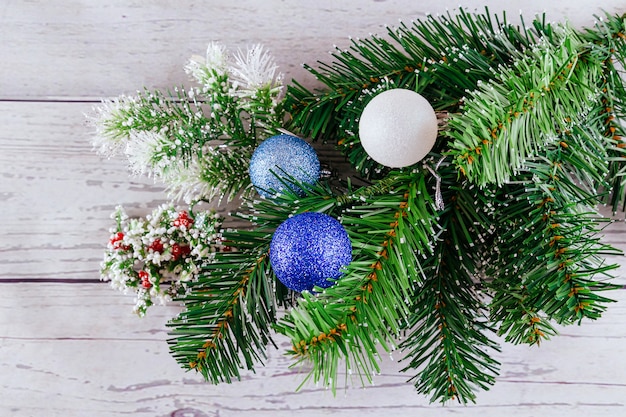 Sfondo di Natale o Capodanno: pelliccia, rami, palline di vetro colorate e giocattoli