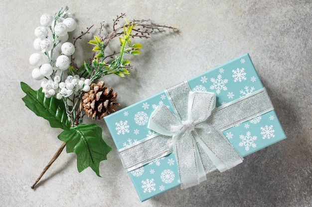 Sfondo di Natale Regali di Natale regalo scatola blu e decorazione del ramo di un albero Vista dall'alto piatta