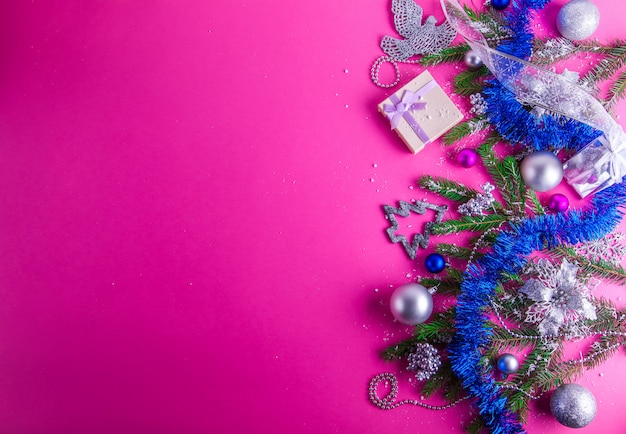 Sfondo di Natale rosa con un regalo e decorazioni