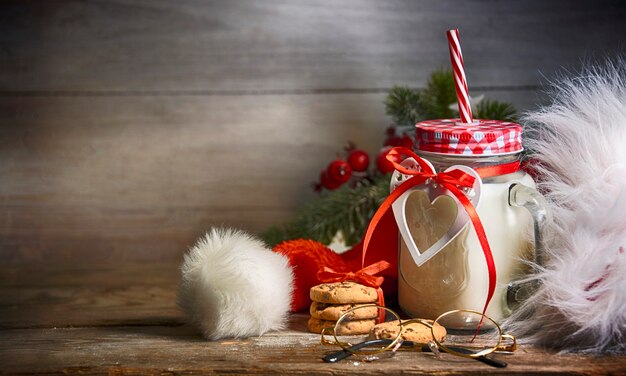 Sfondo di Natale rustico con latte e biscotti a Babbo Natale