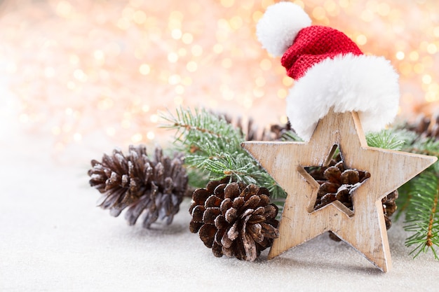 Sfondo di natale. Stella di Natale e cappello da Babbo Natale.