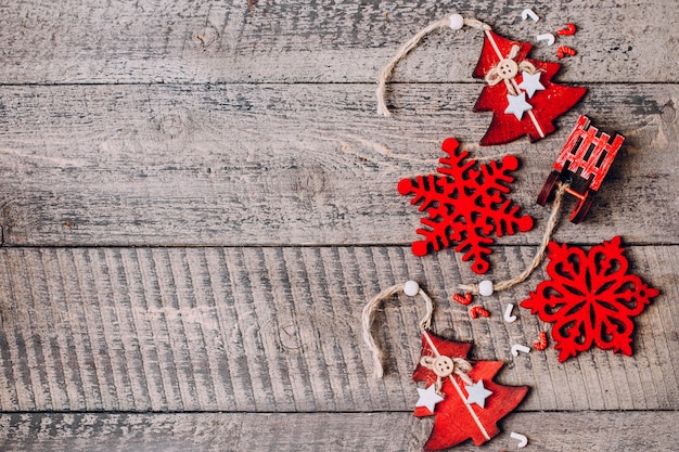 Sfondo di Natale vacanza. Decorazione rossa sul tavolo di legno