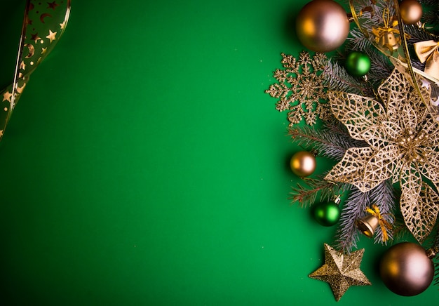 Sfondo di Natale verde con abete, giocattoli e stella di Natale