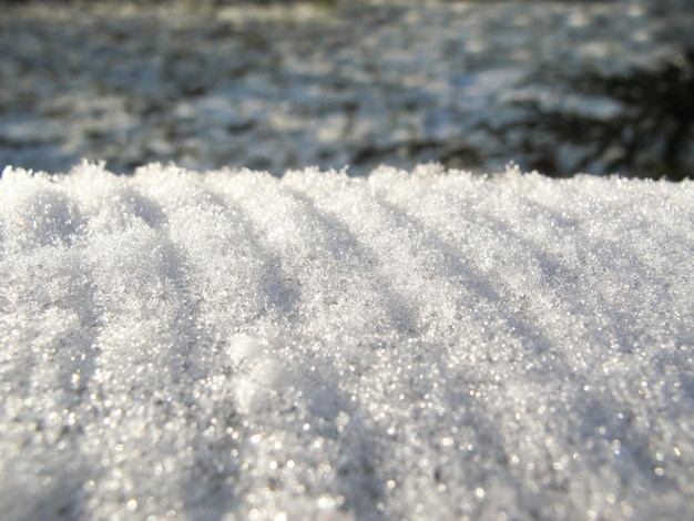 Sfondo di neve fresca in giornata di sole. Spazio per copiare, testo, le tue parole.