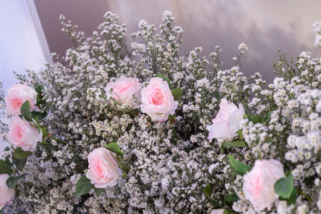 Sfondo di nozze con fiori e decorazione di nozze