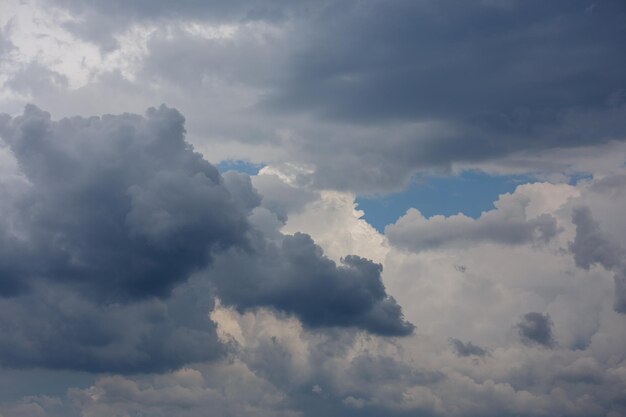 Sfondo di nuvole cumulus di tempesta estiva full frame